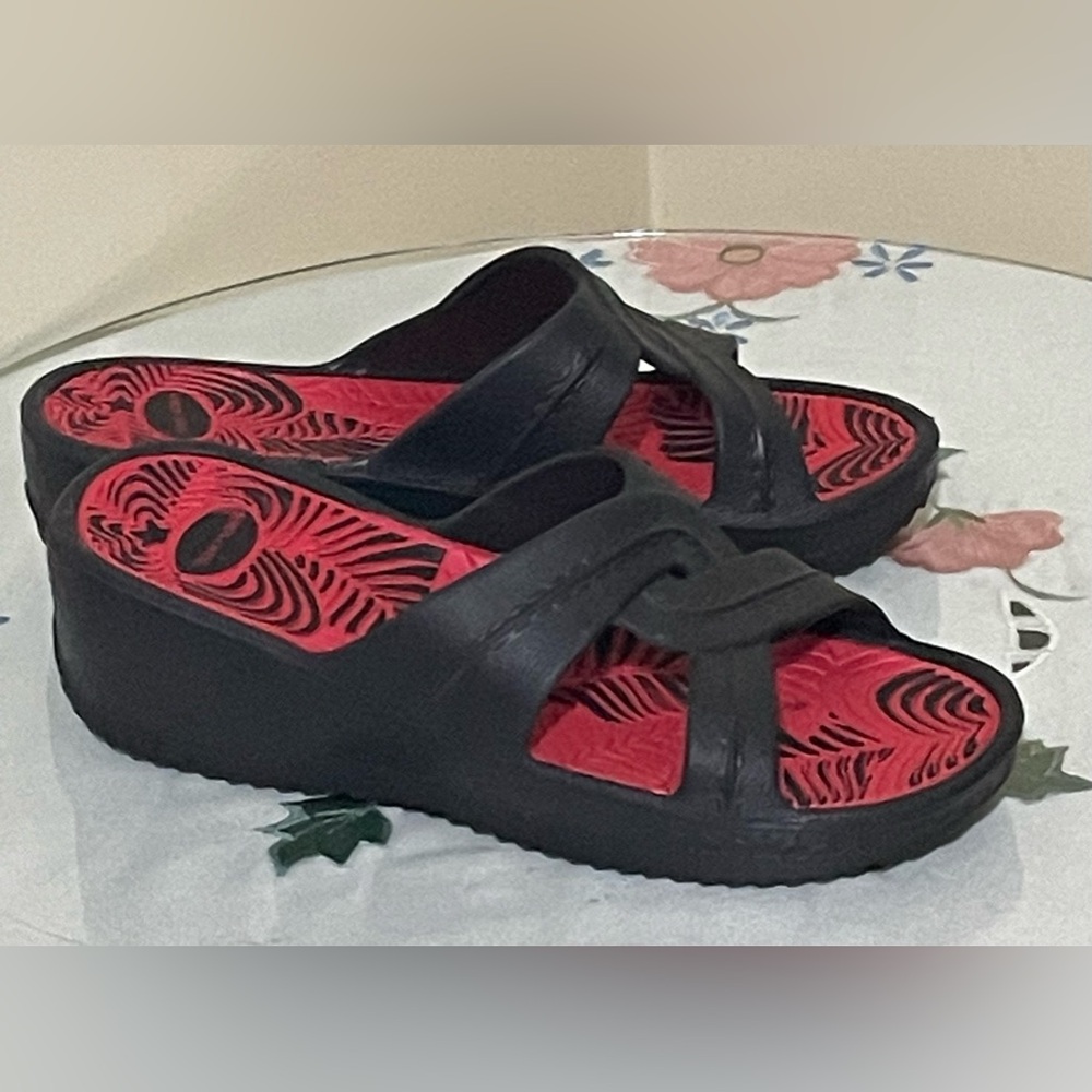 🌸NEW Simon Chang Slip On Black Sandals Size 6